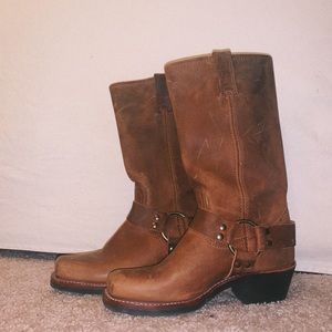BARLEY worn AUTHENTIC FRYE brand boots light brown